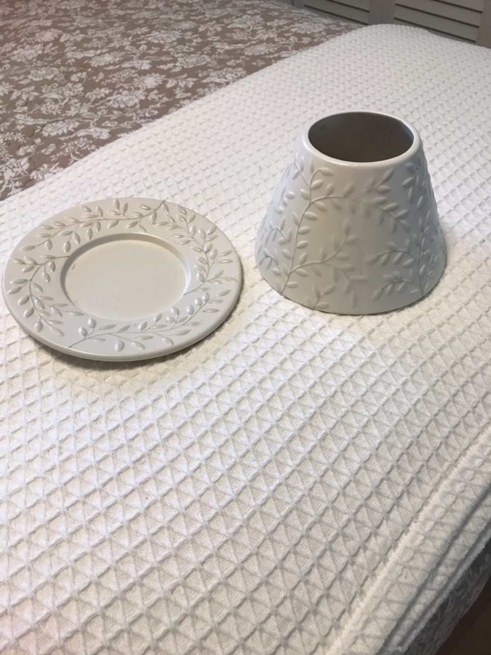 Yankee Candle White Embossed Leaf Candle Plate and Shade